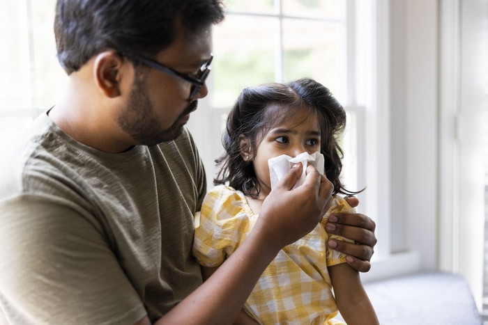 Mỹ cảnh báo gia tăng căn bệnh hô hấp có thể gây liệt ở trẻ em: Dấu hiệu nhận biết là gì?  - Ảnh 2.