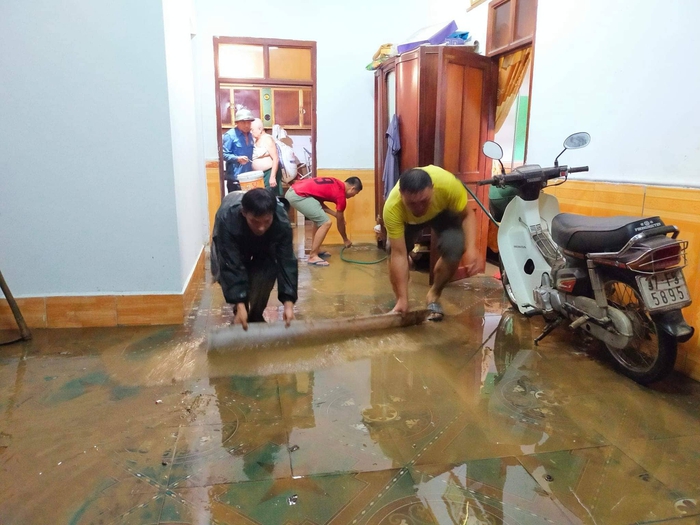 Clip: Lũ ống cuồn cuộn, gây ngập lụt tại Nghệ An - Ảnh 5.