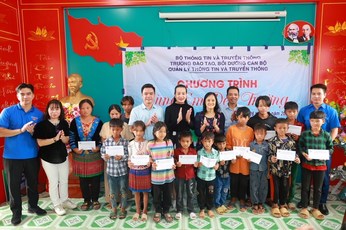 Dự án “Phát triển báo chí Việt Nam” tổ chức hoạt động tập huấn và tặng quà cho trẻ em khó khăn tại Lai Châu - Ảnh 4.
