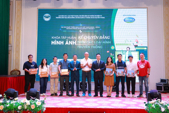 Dự án “Phát triển báo chí Việt Nam” tổ chức hoạt động tập huấn và tặng quà cho trẻ em khó khăn tại Lai Châu - Ảnh 6.
