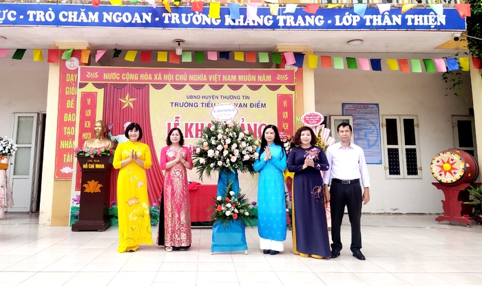 Hội LHPN Việt Nam trao 10 suất quà cho học sinh có hoàn cảnh khó khăn ở huyện Thường Tín, Hà Nội - Ảnh 1.