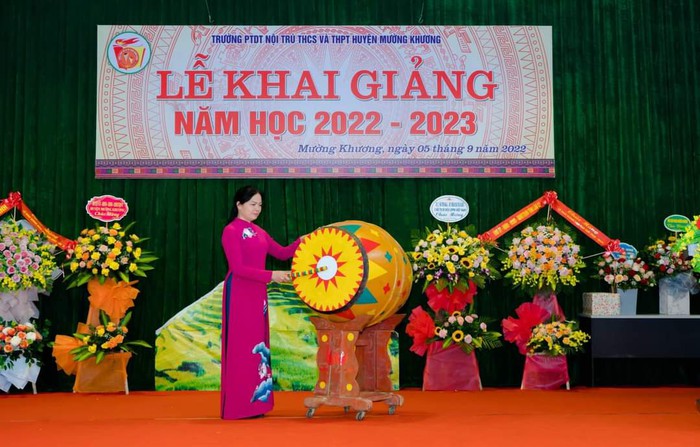 Chủ tịch Hội LHPN Việt Nam dự khai giảng năm học mới tại huyện Mường Khương - Ảnh 1.