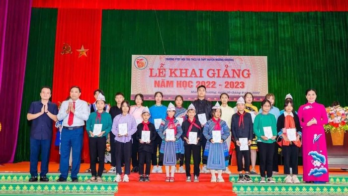 Chủ tịch Hội LHPN Việt Nam dự khai giảng năm học mới tại huyện Mường Khương - Ảnh 2.