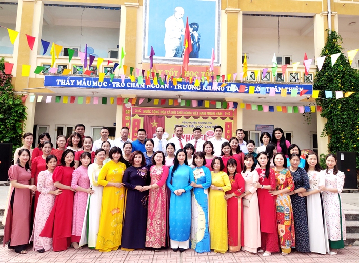 Hội LHPN Việt Nam trao 10 suất quà cho học sinh có hoàn cảnh khó khăn ở huyện Thường Tín, Hà Nội - Ảnh 2.