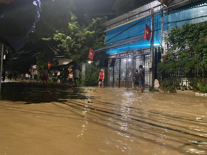 Clip: Lũ ống cuồn cuộn, gây ngập lụt tại Nghệ An - Ảnh 2.