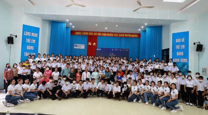 Thí sinh Miss Peace Vietnam chụp hình lưu niệm cùng ban lãnh đạo và các em ở làng trẻ SOS Đà Nẵng