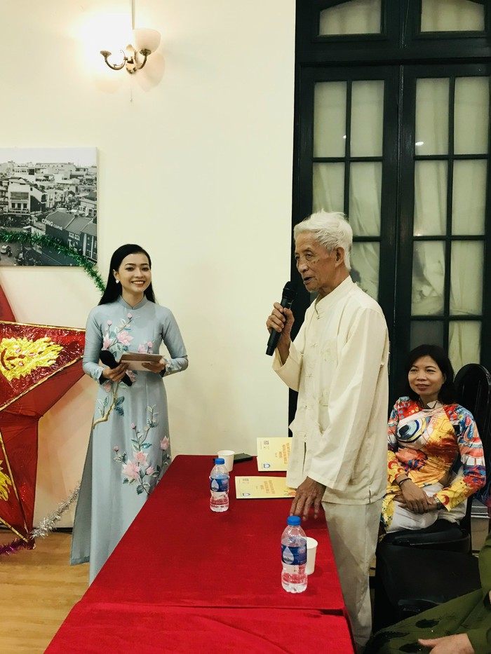 Nghệ nhân ưu tú Nguyễn Văn Quyền đã hơn 60 năm làm đèn kéo quân