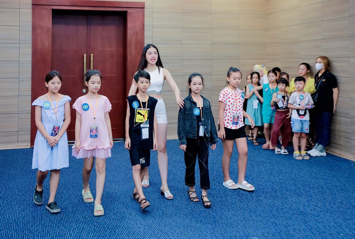 Vũ Quỳnh Trang hướng dẫn catwalk cho các mẫu nhí