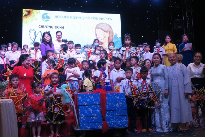 Phú Yên: 278 trẻ mồ côi đã có “Mẹ đỡ đầu”  - Ảnh 2.