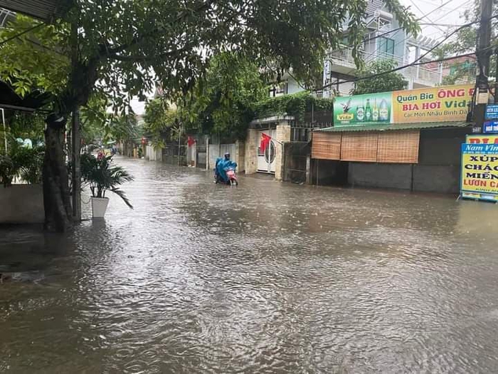 Mưa lớn, thủy điện xả lũ, nhiều nơi ở Nghệ An bị ngập sâu - Ảnh 3.