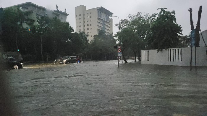 Mưa lớn, thủy điện xả lũ, nhiều nơi ở Nghệ An bị ngập sâu - Ảnh 1.