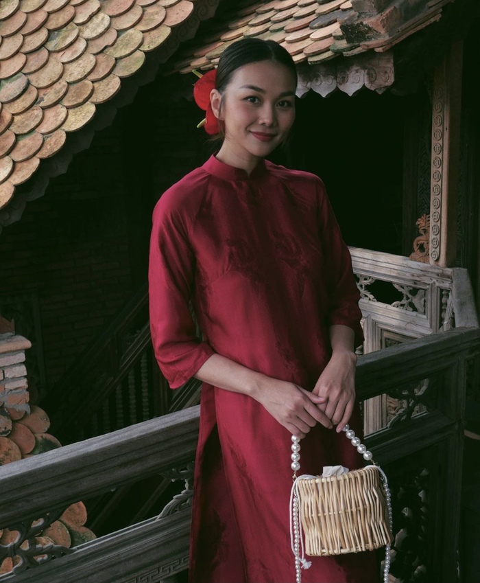 Sao Việt khoe outfit mùng 1 Tết: Thiều Bảo Trâm diện váy đỏ gợi cảm, Hải Tú trung thành với phong cách dễ thương  - Ảnh 3.