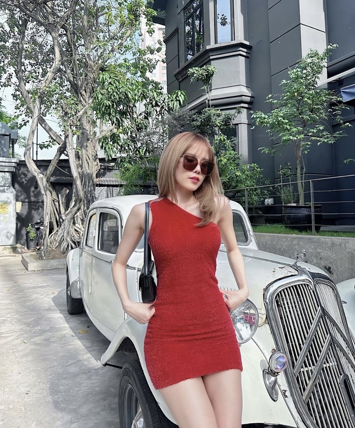 Sao Việt khoe outfit mùng 1 Tết: Thiều Bảo Trâm diện váy đỏ gợi cảm, Hải Tú trung thành với phong cách dễ thương  - Ảnh 1.