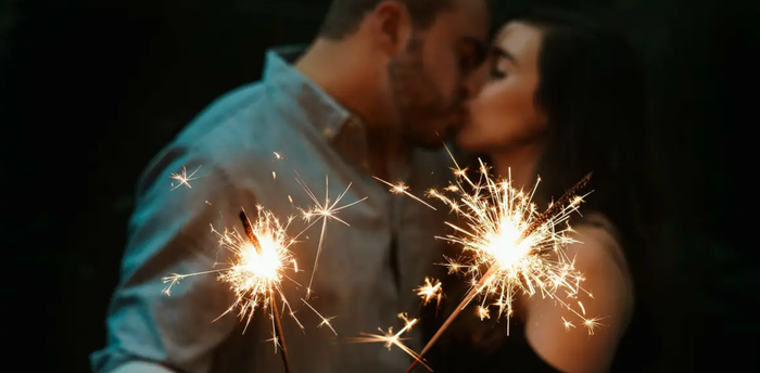Truyền thống trao nụ hôn năm mới: Người bạn hôn có thể quyết định &quot;vận hạn&quot; cho cả năm - Ảnh 1.