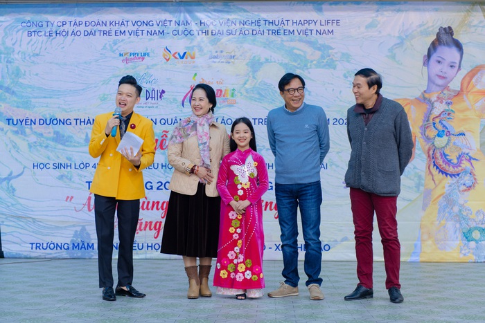 NSND Trọng Trinh, NSND Lan Hương, NSƯT Đỗ Kỷ trong buổi tuyên dương thành tích của Gia Bảo tại Trường Tiểu học Nguyễn Trãi