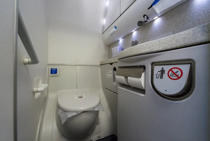 Tiếp viên hàng không tiết lộ những sự thật “kinh tởm” trên máy bay: đừng bao giờ vào nhà vệ sinh mà không có giày - Ảnh 2.