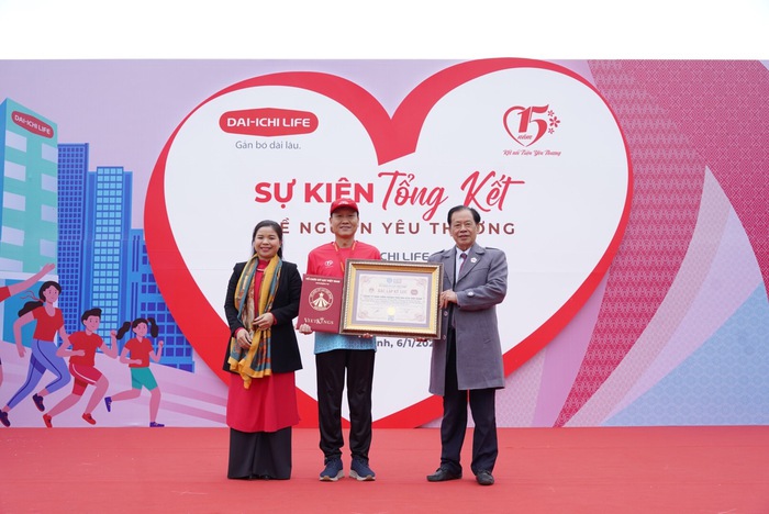 Dai-ichi Life Việt Nam nhận Chứng nhận Kỷ lục Việt Nam tại  Sự kiện Tổng kết Giải “Dai-ichi Life - Cung Đường Yêu Thương 2022”  - Ảnh 1.