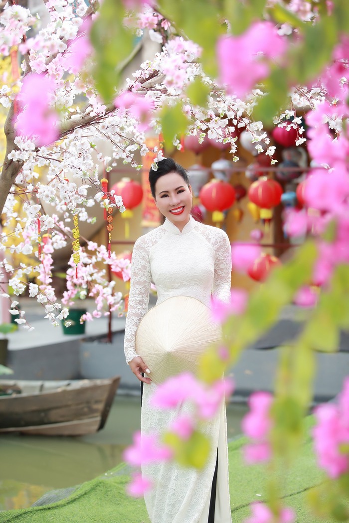 Ngô Thị Kim Chi rạng rỡ trong tà áo dài xuân