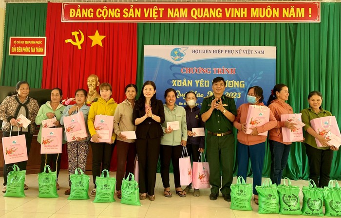 Phó Chủ tịch Hội LHPN Việt Nam chúc Tết cán bộ Hội phụ nữ vùng biên giới Bình Phước - Ảnh 1.