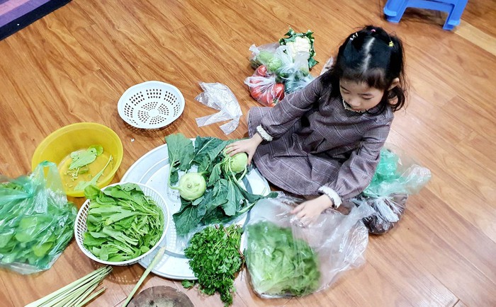 Mẹ đảm truyền cảm hứng nấu ăn cho con gái 6 tuổi - Ảnh 3.