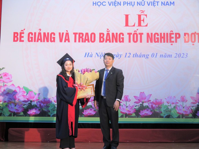 Học viện Phụ nữ Việt Nam trao bằng tốt nghiệp cho 441 cử nhân - Ảnh 2.