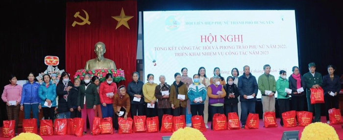 Hội LHPN tỉnh Hưng Yên mang “Tết yêu thương” đến với phụ nữ và trẻ em nghèo - Ảnh 2.