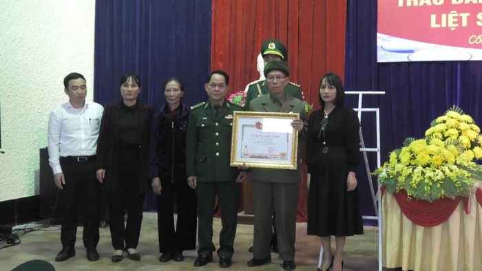 Lào Cai: Bộ đội biên phòng trao Bằng Tổ quốc ghi công cho 3 gia đình liệt sĩ - Ảnh 2.
