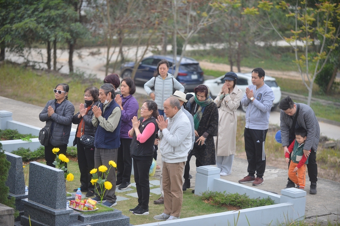 Xúc động người đàn ông trung niên ngồi hát bên mộ vợ ngày cuối năm - Ảnh 5.