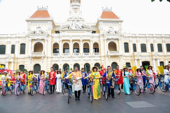 Phụ nữ Quận 8 rực rỡ áo dài diễu hành xe đạp quảng bá cho “Chợ hoa xuân - trên bến dưới thuyền”  - Ảnh 2.