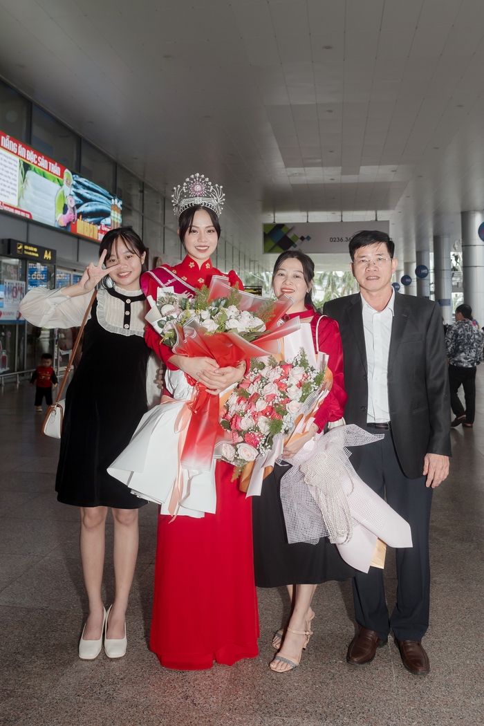 Hoa hậu Thanh Thủy diện áo dài trong ngày trở về quê nhà Đà Nẵng - Ảnh 1.