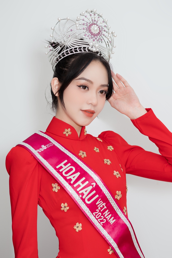 Hoa hậu Thanh Thủy diện áo dài trong ngày trở về quê nhà Đà Nẵng - Ảnh 2.