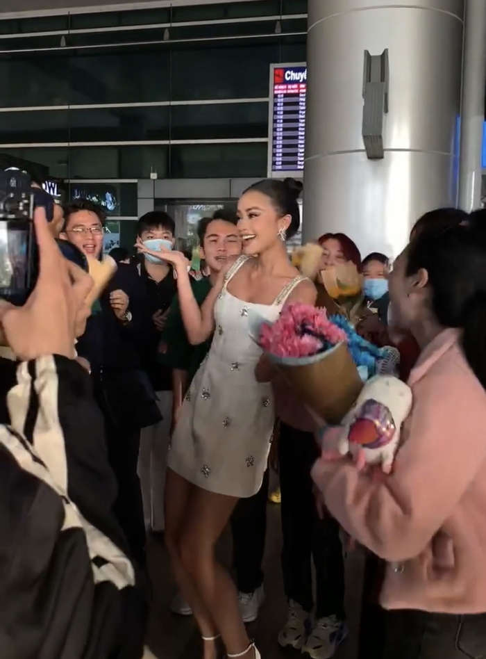 Khánh Vân nhắn nhủ xúc động, Kim Duyên đến đón Ngọc Châu sau hành trình Miss Universe  - Ảnh 4.