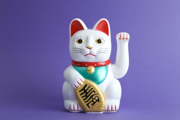 Maneki-neko: Tượng mèo may mắn nổi tiếng của Nhật Bản và câu chuyện ít người biết về nguồn gốc ra đời - Ảnh 1.
