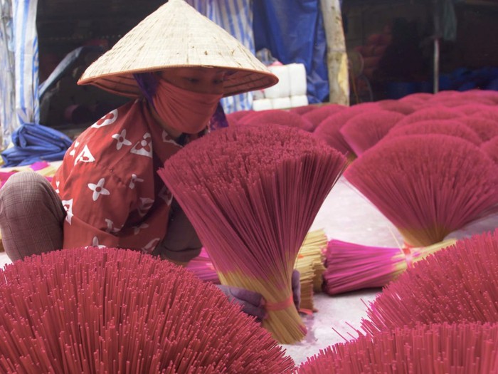 Làng nghề làm hương trăm tuổi của Việt Nam gây ấn tượng trên báo nước ngoài - Ảnh 7.