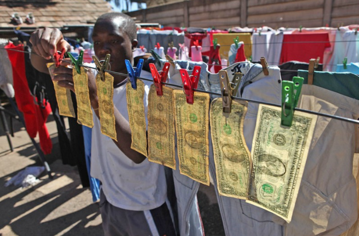 Nghề vá tiền cũ và giao dịch chợ đen ở Zimbabwe tìm được “đất sống” giữa nền kinh tế lạm phát cao nhất thế giới - Ảnh 3.