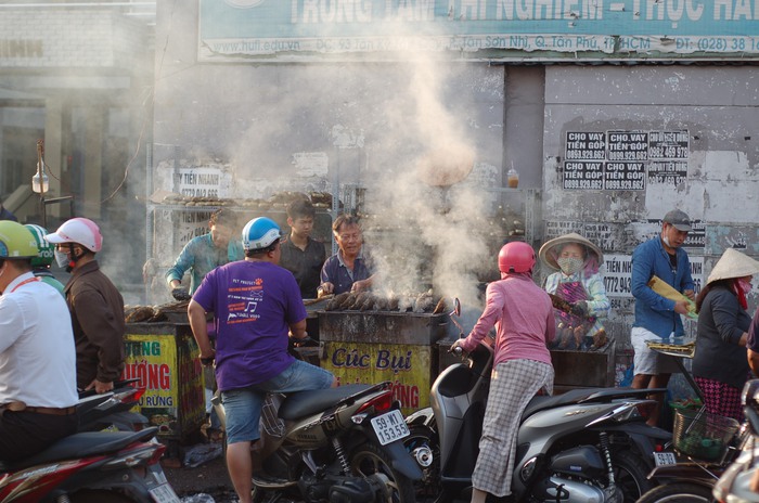 Phố cá lóc nướng ở Sài Gòn đông nghẹt ngày vía Thần tài, tiểu thương phấn khởi vì hốt bạc khủng - Ảnh 1.