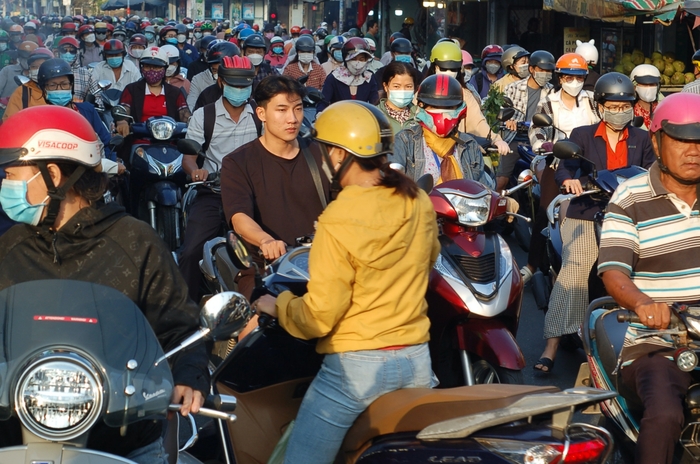 Phố cá lóc nướng ở Sài Gòn đông nghẹt ngày vía Thần tài, tiểu thương phấn khởi vì hốt bạc khủng - Ảnh 5.