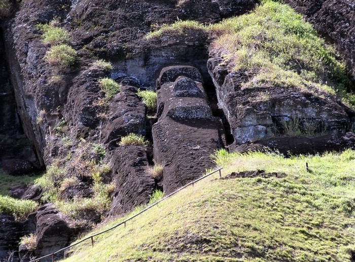 El Gigante: Bức tượng Moai bí ẩn nhất trên đảo Phục Sinh - Ảnh 1.