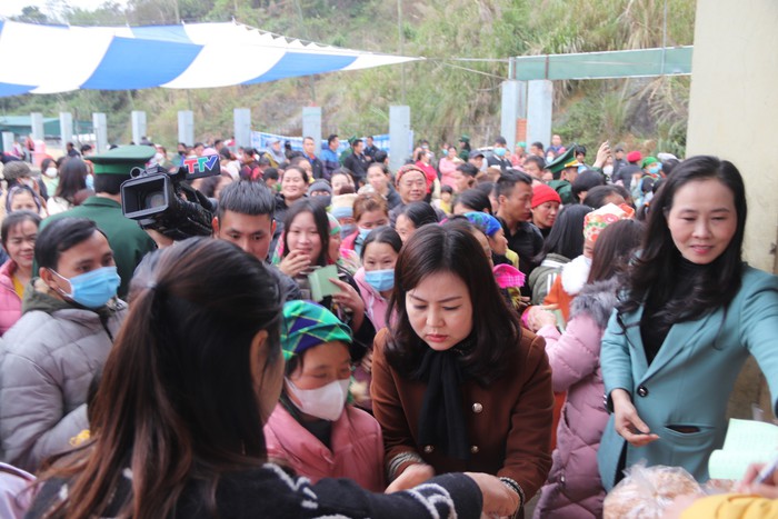 “Xuân đoàn kết - Tết biên cương” mang nhiều phần quà ý Tết đến người dân biên giới Mường Lát - Ảnh 2.