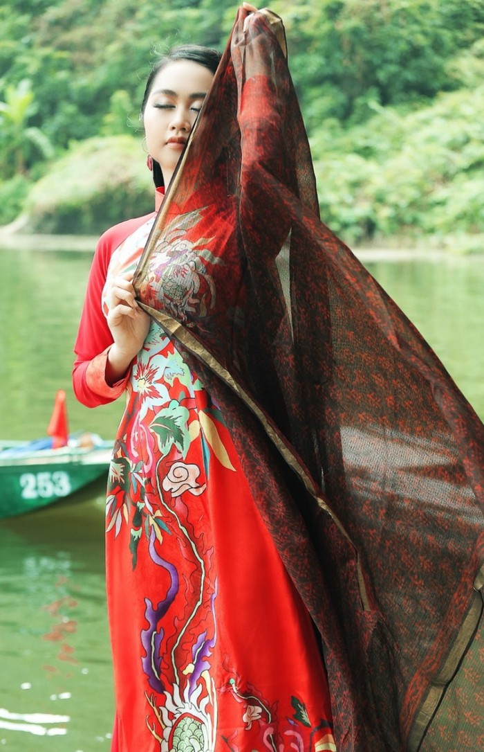 Nhà thiết kế Hồ Trần Dạ Thảo đưa ra bộ sưu tập áo dài gấm chào đón Tết - Ảnh 8.