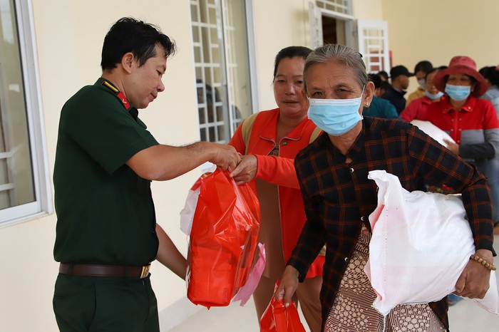 “Tết yêu thương” đến với phụ nữ, trẻ em tỉnh An Giang - Ảnh 6.