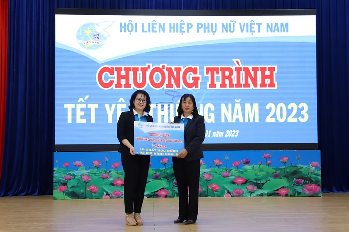 “Tết yêu thương” đến với phụ nữ, trẻ em tỉnh An Giang - Ảnh 7.