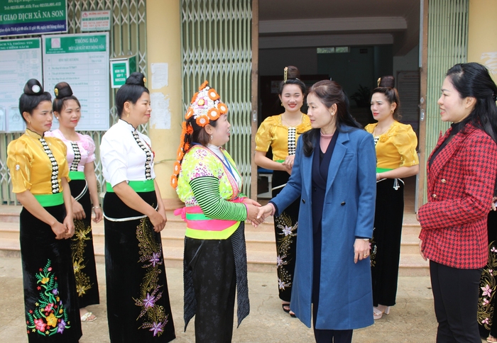 Hội LHPN Việt Nam tặng quà Tết cho phụ nữ, học sinh có hoàn cảnh đặc biệt tại Điện Biên - Ảnh 1.