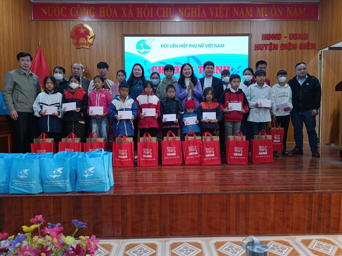 Hội LHPN Việt Nam tặng quà Tết cho phụ nữ, học sinh có hoàn cảnh đặc biệt tại Điện Biên - Ảnh 3.