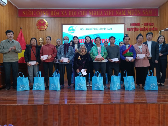 Hội LHPN Việt Nam tặng quà Tết cho phụ nữ, học sinh có hoàn cảnh đặc biệt tại Điện Biên - Ảnh 4.