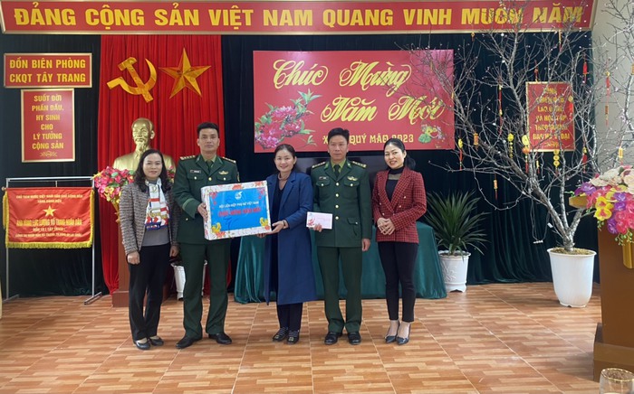 Hội LHPN Việt Nam tặng quà Tết cho phụ nữ, học sinh có hoàn cảnh đặc biệt tại Điện Biên - Ảnh 2.