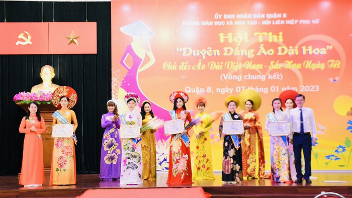 20 thí sinh được trao giải xuất sắc trong Hội thi “Duyên dáng áo dài hoa” Quận 8 - Ảnh 4.