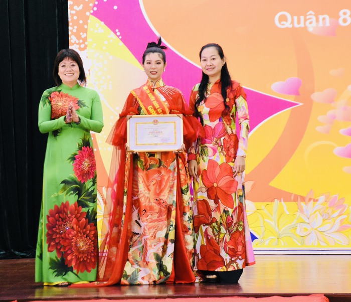 20 thí sinh được trao giải xuất sắc trong Hội thi “Duyên dáng áo dài hoa” Quận 8 - Ảnh 3.