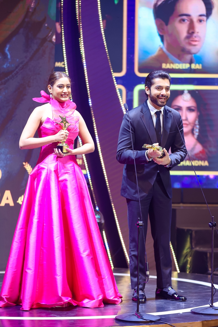 Hai nghệ sĩ Ấn Độ Sharad Malhotra và Surbhi Chandna cũng có mặt nhận giải Nam/Nữ diễn viên nước ngoài được yêu thích nhất hạng mục Truyền hình