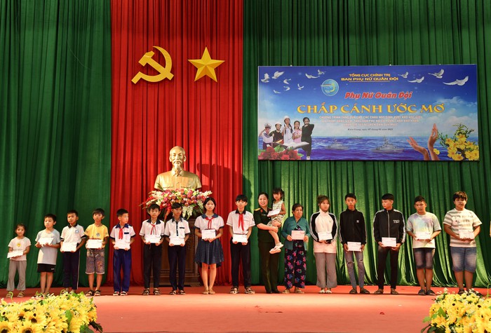  “Phụ nữ Quân đội chắp cánh ước mơ” cho trẻ em nghèo ở Phú Quốc - Ảnh 1.